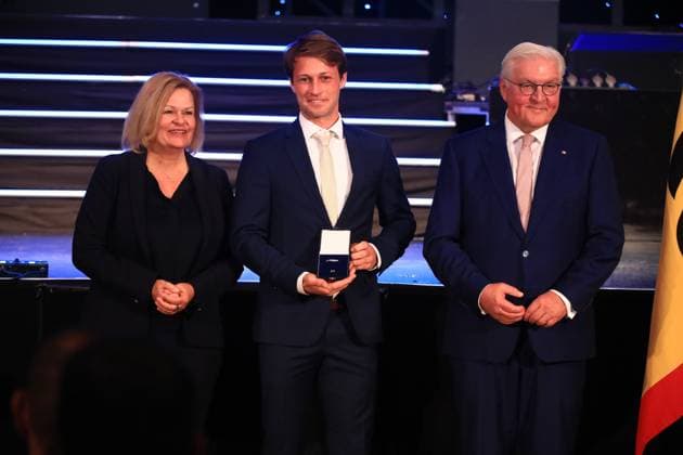 Verleihung des Silbernen Lorbeerblattes Berlin, 04.11.2024 Bundespräsident Frank-Walter Steinmeier verleiht das Silberne Lorbeerblatt Sportler die bei den Olymischen Spielen 2024 in Paris Medallien gewonnen haben. Den Preis übereicht der Bundespräsident (re) und Innenministerin Nancy Faeser (li) an Paul-Philipp Kaufmann, Schwetzingen Silber, Herren Hockey Berlin Germany Copyright: xMatthiasxGränzdörferx
