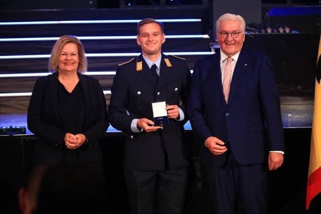 Verleihung des Silbernen Lorbeerblattes Berlin, 04.11.2024 Bundespräsident Frank-Walter Steinmeier verleiht das Silberne Lorbeerblatt Sportler die bei den Olymischen Spielen 2024 in Paris Medallien gewonnen haben. Den Preis übereicht der Bundespräsident (re) und Innenministerin Nancy Faeser (li) an Hannes Wulf Müller, Hamburg Silber, Herren hockey Berlin Germany Copyright: xMatthiasxGränzdörferx