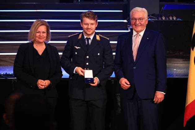 Verleihung des Silbernen Lorbeerblattes Berlin, 04.11.2024 Bundespräsident Frank-Walter Steinmeier verleiht das Silberne Lorbeerblatt Sportler die bei den Olymischen Spielen 2024 in Paris Medallien gewonnen haben. Den Preis übereicht der Bundespräsident (re) und Innenministerin Nancy Faeser (li) an Thies Ole Prinz, Köln Silber, Herren hockey Berlin Germany Copyright: xMatthiasxGränzdörferx