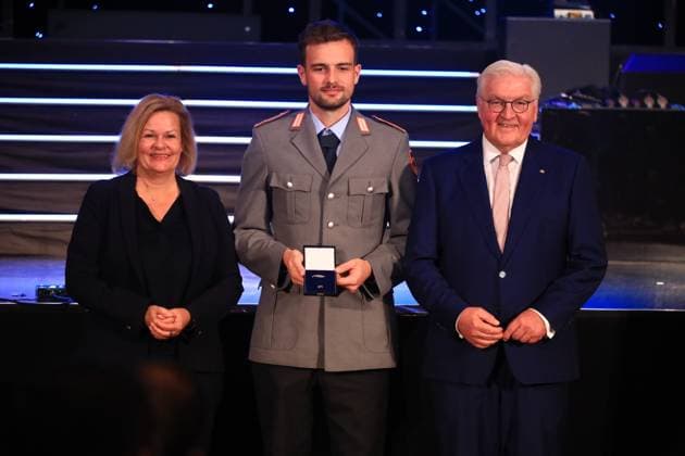 Verleihung des Silbernen Lorbeerblattes Berlin, 04.11.2024 Bundespräsident Frank-Walter Steinmeier verleiht das Silberne Lorbeerblatt Sportler die bei den Olymischen Spielen 2024 in Paris Medallien gewonnen haben. Den Preis übereicht der Bundespräsident (re) und Innenministerin Nancy Faeser (li) an Justus Matthias Weigand, Mannheim Silber, Herren hockey Berlin Germany Copyright: xMatthiasxGränzdörferx