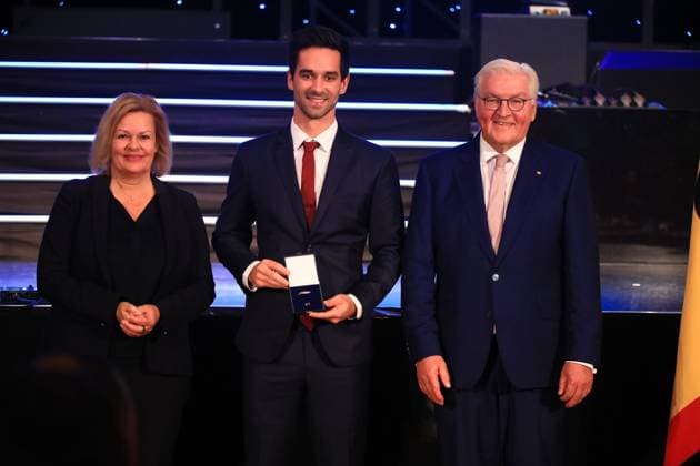 Verleihung des Silbernen Lorbeerblattes Berlin, 04.11.2024 Bundespräsident Frank-Walter Steinmeier verleiht das Silberne Lorbeerblatt Sportler die bei den Olymischen Spielen 2024 in Paris Medallien gewonnen haben. Den Preis übereicht der Bundespräsident (re) und Innenministerin Nancy Faeser (li) an Lukas Windfeder, Mülheim an der Ruhr Silber, Herren hockey Berlin Germany Copyright: xMatthiasxGränzdörferx