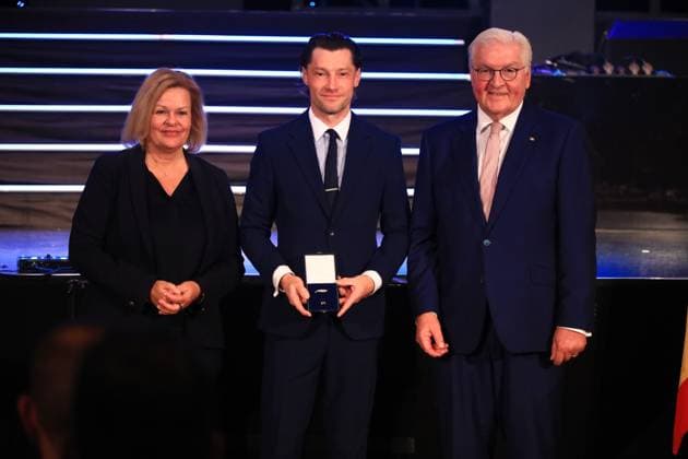 Verleihung des Silbernen Lorbeerblattes Berlin, 04.11.2024 Bundespräsident Frank-Walter Steinmeier verleiht das Silberne Lorbeerblatt Sportler die bei den Olymischen Spielen 2024 in Paris Medallien gewonnen haben. Den Preis übereicht der Bundespräsident (re) und Innenministerin Nancy Faeser (li) an Martin Zwicker, Berlin Silber, Herren Berlin Germany Copyright: xMatthiasxGränzdörferx
