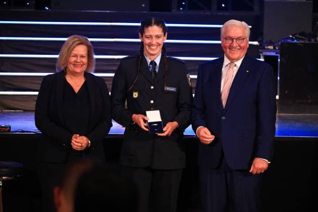 Verleihung des Silbernen Lorbeerblattes Berlin, 04.11.2024 Bundespräsident Frank-Walter Steinmeier verleiht das Silberne Lorbeerblatt Sportler die bei den Olymischen Spielen 2024 in Paris Medallien gewonnen haben. Den Preis übereicht der Bundespräsident (re) und Innenministerin Nancy Faeser (li) an Judo Miriam Butkereit, Frechen Silber, 70 kg Berlin Germany Copyright: xMatthiasxGränzdörferx