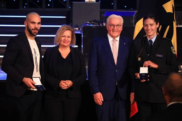 Verleihung des Silbernen Lorbeerblattes Berlin, 04.11.2024 Bundespräsident Frank-Walter Steinmeier verleiht das Silberne Lorbeerblatt Sportler die bei den Olymischen Spielen 2024 in Paris Medallien gewonnen haben. Den Preis übereicht der Bundespräsident (re) und Innenministerin Nancy Faeser (li) an Judo Miriam Butkereit, Frechen Silber, 70 kg, Lennart Marius Sass, Heidelberg Bronze, 73 kg Berlin Germany Copyright: xMatthiasxGränzdörferx