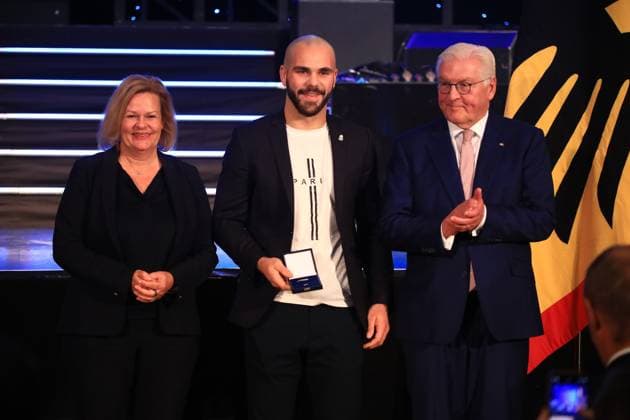 Verleihung des Silbernen Lorbeerblattes Berlin, 04.11.2024 Bundespräsident Frank-Walter Steinmeier verleiht das Silberne Lorbeerblatt Sportler die bei den Olymischen Spielen 2024 in Paris Medallien gewonnen haben. Den Preis übereicht der Bundespräsident (re) und Innenministerin Nancy Faeser (li) an Judo Lennart Marius Sass, Heidelberg Bronze, 73 kg Berlin Germany Copyright: xMatthiasxGränzdörferx