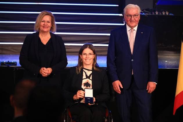 Verleihung des Silbernen Lorbeerblattes Berlin, 04.11.2024 Bundespräsident Frank-Walter Steinmeier verleiht das Silberne Lorbeerblatt Sportler die bei den Olymischen Spielen 2024 in Paris Medallien gewonnen haben. Den Preis übereicht der Bundespräsident (re) und Innenministerin Nancy Faeser (li) an Kanusport Anja Adler, Halle (Saale) Bronze, Kajak 200 m Berlin Germany Copyright: xMatthiasxGränzdörferx