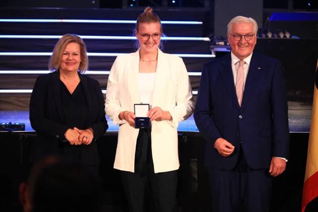 Verleihung des Silbernen Lorbeerblattes Berlin, 04.11.2024 Bundespräsident Frank-Walter Steinmeier verleiht das Silberne Lorbeerblatt Sportler die bei den Olymischen Spielen 2024 in Paris Medallien gewonnen haben. Den Preis übereicht der Bundespräsident (re) und Innenministerin Nancy Faeser (li) an Sarah Brüßler, Karlsruhe Silber, Kajak Vierer 500 m kanu Berlin Germany Copyright: xMatthiasxGränzdörferx