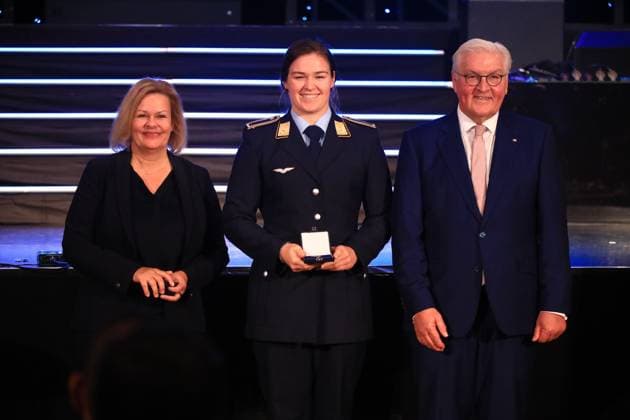 Verleihung des Silbernen Lorbeerblattes Berlin, 04.11.2024 Bundespräsident Frank-Walter Steinmeier verleiht das Silberne Lorbeerblatt Sportler die bei den Olymischen Spielen 2024 in Paris Medallien gewonnen haben. Den Preis übereicht der Bundespräsident (re) und Innenministerin Nancy Faeser (li) an Jule Marie Hake, Essen Silber, Kajak Vierer 500 m Bronze, Kajak Zweier 500 m Kanu Berlin Germany Copyright: xMatthiasxGränzdörferx
