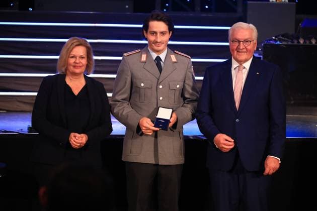 Verleihung des Silbernen Lorbeerblattes Berlin, 04.11.2024 Bundespräsident Frank-Walter Steinmeier verleiht das Silberne Lorbeerblatt Sportler die bei den Olymischen Spielen 2024 in Paris Medallien gewonnen haben. Den Preis übereicht der Bundespräsident (re) und Innenministerin Nancy Faeser (li) an Noah Hegge, Augsburg Bronze, Kajak Cross Berlin Germany Copyright: xMatthiasxGränzdörferx
