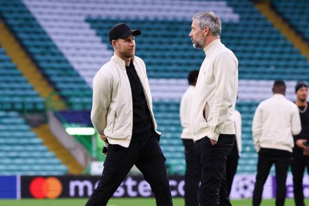 Celtic Glasgow - RB Leipzig Matchday-1 Glasgow, 04.11.2024, Celtic Park, Fussball, UEFA Champions League, 4. Spieltag , Celtic Glasgow vs. RB Leipzig, Matchday-1 , Im Bild: Pitchwalk Torwart Peter Gulacsi (1, RB Leipzig) und Trainer Marco Rose (RB Leipzig) , Only editorial use! Foto nur zur redaktionellen Nutzung bestimmt! , UEFA regulations prohibit any use of photographs as image sequences and or quasi-video ,