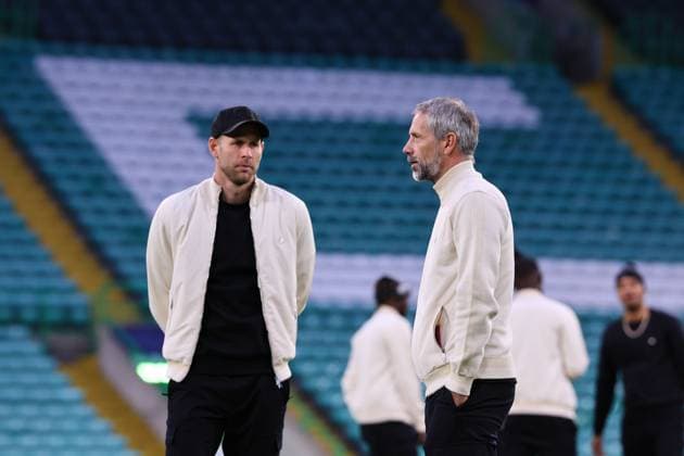 Celtic Glasgow - RB Leipzig Matchday-1 Glasgow, 04.11.2024, Celtic Park, Fussball, UEFA Champions League, 4. Spieltag , Celtic Glasgow vs. RB Leipzig, Matchday-1 , Im Bild: Pitchwalk Torwart Peter Gulacsi (1, RB Leipzig) und Trainer Marco Rose (RB Leipzig) , Only editorial use! Foto nur zur redaktionellen Nutzung bestimmt! , UEFA regulations prohibit any use of photographs as image sequences and or quasi-video ,