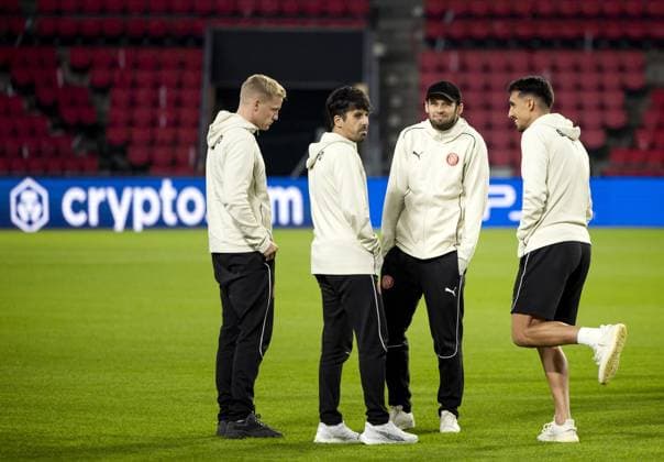 EINDHOVEN - Donny van de Beek (L) and Daley Blind (2R) of Girona FC during the walk around at Philips Stadium prior to the Champions League match between PSV and Girona FC. ANP KOEN VAN WEEL xVIxANPxSportx xxANPxIVx 512691082 originalFilename: 512691082.jpg