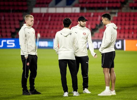 EINDHOVEN - Donny van de Beek (L) and Daley Blind (2R) of Girona FC during the walk around at Philips Stadium prior to the Champions League match between PSV and Girona FC. ANP KOEN VAN WEEL xVIxANPxSportx xxANPxIVx 512691822 originalFilename: 512691822.jpg