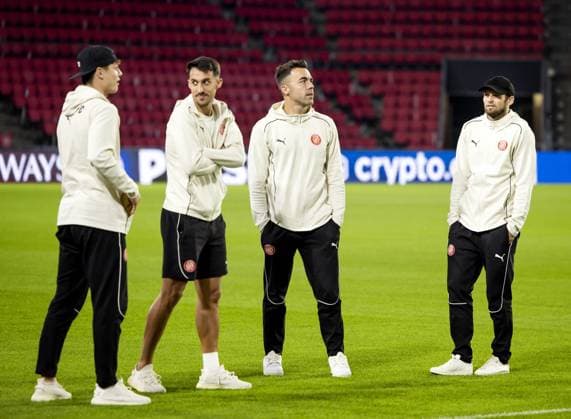 EINDHOVEN - Daley Blind (R) of Girona FC during the walk around at Philips Stadium prior to the Champions League match between PSV and Girona FC. ANP KOEN VAN WEEL xVIxANPxSportx xxANPxIVx 512691876 originalFilename: 512691876.jpg