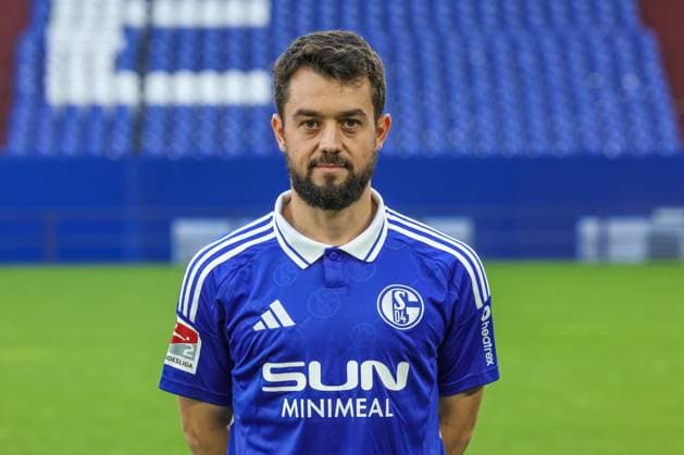 04.11.2024, Fussball, Saison 2024 2025, 2. Bundesliga, Porträttermin FC Schalke 04, Amin Younes (FC Schalke 04) Gelsenkirchen Veltins Arena NRW Deutschland xRHR-FOTOx Copyright: RHR-FOTOx RHR-FOTO