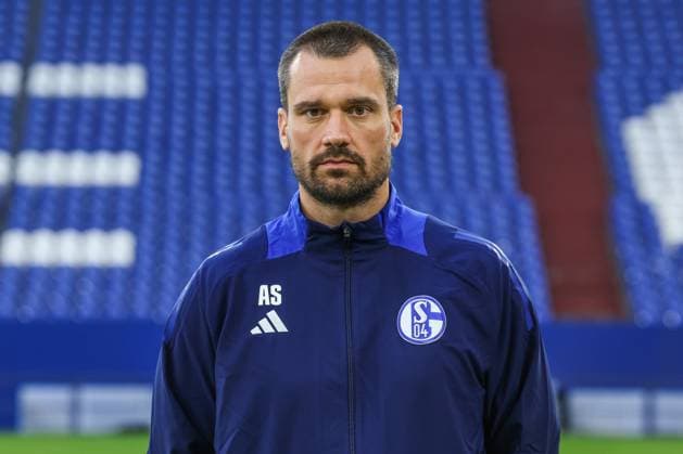04.11.2024, Fussball, Saison 2024 2025, 2. Bundesliga, Porträttermin FC Schalke 04, Alexander Storck (FC Schalke 04) Gelsenkirchen Veltins Arena NRW Deutschland xRHR-FOTOx Copyright: RHR-FOTOx RHR-FOTO