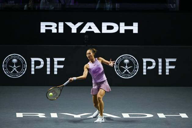 WTA, Tennis Damen Finals 2024 - Day 3 RIYADH, SAUDI ARABIA - NOVEMBER 04: Qinwen Zheng of China during her match against Elena Rybakina of Kazakhstan on day 3 of the 2024 WTA Finals, part of the Hologic WTA Tour, held at King Saud University Indoor Arena on November 04, 2024, in Riyadh, Saudi Arabia. Riyadh Saudi Arabia  Copyright: xArturxWidakx originalFilename:widak-wtafinal241104_nphmj.jpg