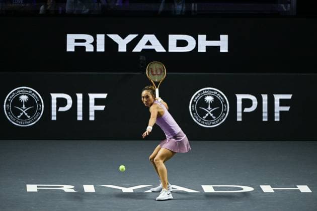 WTA, Tennis Damen Finals 2024 - Day 3 RIYADH, SAUDI ARABIA - NOVEMBER 04: Qinwen Zheng of China during her match against Elena Rybakina of Kazakhstan on day 3 of the 2024 WTA Finals, part of the Hologic WTA Tour, held at King Saud University Indoor Arena on November 04, 2024, in Riyadh, Saudi Arabia. Riyadh Saudi Arabia  Copyright: xArturxWidakx originalFilename:widak-wtafinal241104_npY8O.jpg