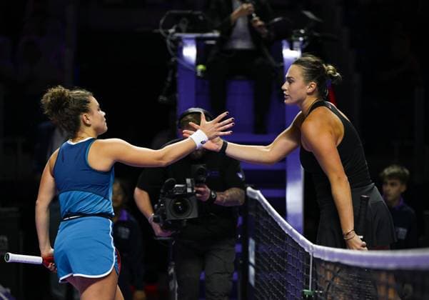 WTA, Tennis Damen Finals 2024 - Day 3 RIYADH, SAUDI ARABIA - NOVEMBER 04: Jasmine Paolini (L) of Italy congratulates Aryna Sabalenka of Belarus at the end of their match on day 3 of the 2024 WTA Finals, part of the Hologic WTA Tour, held at King Saud University Indoor Arena on November 04, 2024, in Riyadh, Saudi Arabia. Riyadh Saudi Arabia  Copyright: xArturxWidakx originalFilename:widak-wtafinal241104_npvaL.jpg