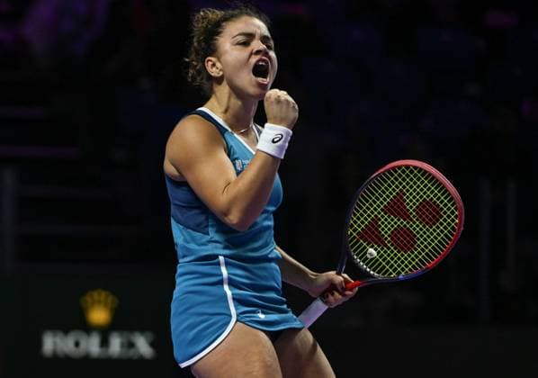 WTA, Tennis Damen Finals 2024 - Day 3 RIYADH, SAUDI ARABIA - NOVEMBER 04: Jasmine Paolini of Italy during her match against Aryna Sabalenka of Belarus on day 3 of the 2024 WTA Finals, part of the Hologic WTA Tour, held at King Saud University Indoor Arena on November 04, 2024, in Riyadh, Saudi Arabia. Riyadh Saudi Arabia  Copyright: xArturxWidakx originalFilename:widak-wtafinal241104_np729.jpg