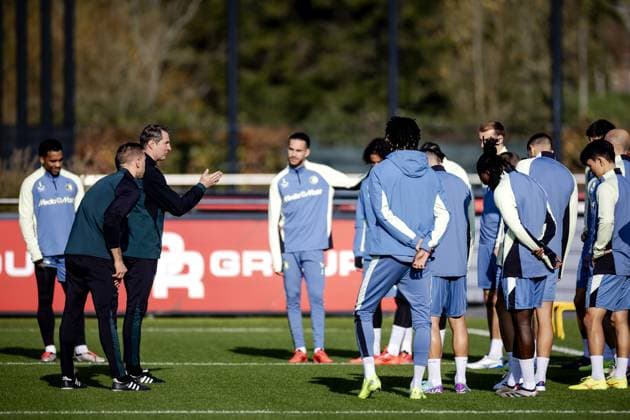 ROTTERDAM - Feyenoord coach Brian Priske addresses his players during a training session at training complex 1908 ahead of the Champions League match against FC Red Bull Salzburg. ANP ROBIN VAN LONKHUIJSEN xVIxANPxSportx xxANPxIVx 512739271 originalFilename: 512739271.jpg