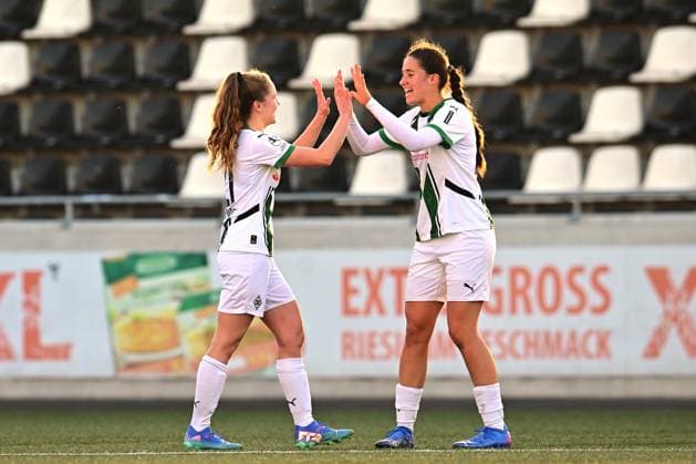 03-11-2024 pmk NH133891 Fussball Frauen 2.Frauen-Bundesliga Saison 2024 2025 Toennies Arena Rheda-Wiedenbrueck FSV Guetersloh 2009 - Borussia Moenchengladbach Jubel nach dem Tor zum 1-1 Ausgleich durch VAN DER DRIFT (21) Suus VAN DER DRIFT (21) Gladbach Maresa ARICI (26) Gladbach