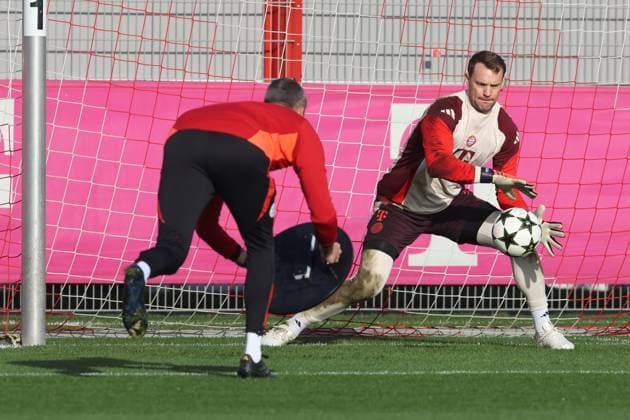 1 Manuel Neuer, fängt den Ball, Fussball Abschlusstraining - FC Bayern München vor UEFA Champions League-Spiel vs. SL Benfica Lissabon 05.11.2024 Trainingsgelände, Säbenerstr. FOTO: Mladen Lackovic LakoPress