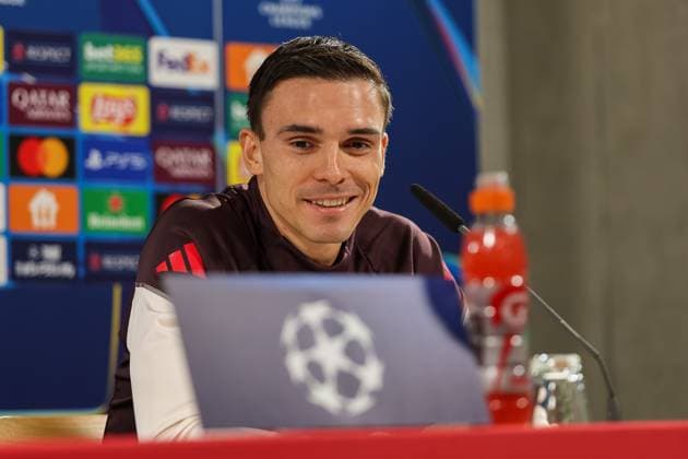 Joao Palhinha (FC Bayern Muenchen, 16) bei der Pressekonferenz, lacht, lachend, Ger, Internationale Pressekonferenz, FC Bayern Muenchen, Fussball, UEFA Champions League, 4. Spieltag, Saison 2024 2025, 05.11.2024, Ger, Internationale Pressekonferenz, FC Bayern Muenchen, Fussball, UEFA Champions League, 4. Spieltag, Saison 2024 2025, 05.11.2024 Muenchen Copyright: xEibner-Pressefoto JennixMaulx EP_JML