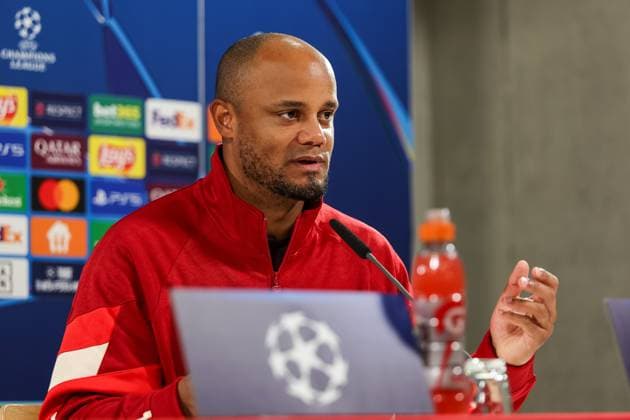 Vincent Kompany (FC Bayern Muenchen, Cheftrainer) bei der Pressekonferenz, gestikulierend, Gesten, Ger, Internationale Pressekonferenz, FC Bayern Muenchen, Fussball, UEFA Champions League, 4. Spieltag, Saison 2024 2025, 05.11.2024, Ger, Internationale Pressekonferenz, FC Bayern Muenchen, Fussball, UEFA Champions League, 4. Spieltag, Saison 2024 2025, 05.11.2024 Muenchen Copyright: xEibner-Pressefoto JennixMaulx EP_JML