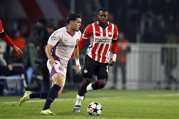 EINDHOVEN - (l-r) Miguel Gutierrez of Girona FC, Johan Bakayoko of PSV Eindhoven during the UEFA Champions league match between PSV Eindhoven and Girona FC at Phillips Stadium on Nov. 5, 2024 in Eindhoven, Netherlands. ANP MAURICE VAN STEEN UEFA Champions League 2024 25 League Phase MD4 2024 25 xVIxANPxSportx xxANPxIVx 512759109 originalFilename: 512759109.jpg