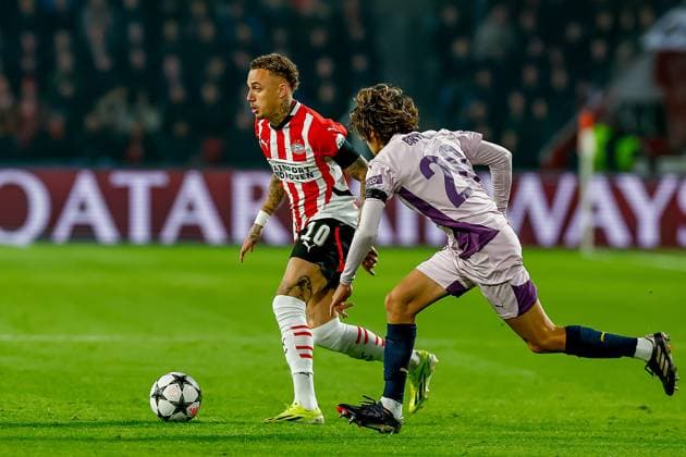EINDHOVEN, 05-11-2024, Philips stadium. Dutch football. Champions League, season 2024 2025. Player PSV Noa Lang vs player Girona Bryan GII PSV - Girona  x26675893x Copyright: