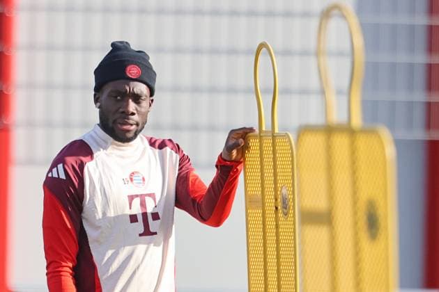 19 Alphonso Davies, Portraet, Portrait, Fussball Abschlusstraining - FC Bayern München vor UEFA Champions League-Spiel vs. SL Benfica Lissabon 05.11.2024 Trainingsgelände, Säbenerstr. FOTO: Mladen Lackovic LakoPress