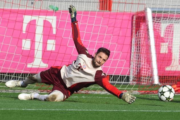 26 Sven Ulreich, am Ball, Portraet, Portrait, Fussball Abschlusstraining - FC Bayern München vor UEFA Champions League-Spiel vs. SL Benfica Lissabon 05.11.2024 Trainingsgelände, Säbenerstr. FOTO: Mladen Lackovic LakoPress