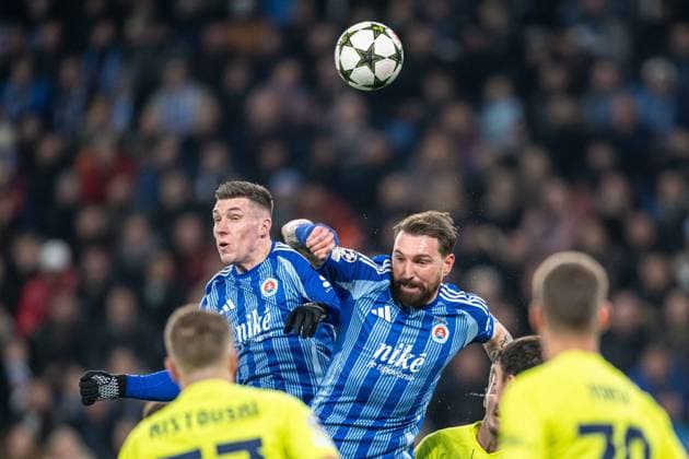 Guram Kashia in the head battle during UEFA Champions league match, SK Slovan Bratislava - GNK Dinamo Zagreb , 05. november 2024, Tehelne pole Stadium, Bratislava, Slovakia Copyright: xMICHALxFAJT,ZOSPORTU.SKx DSC_4284