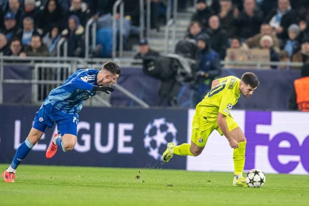 Martin Baturina in the battle during UEFA Champions league match, SK Slovan Bratislava - GNK Dinamo Zagreb , 05. november 2024, Tehelne pole Stadium, Bratislava, Slovakia Copyright: xMICHALxFAJT,ZOSPORTU.SKx DSC_4422