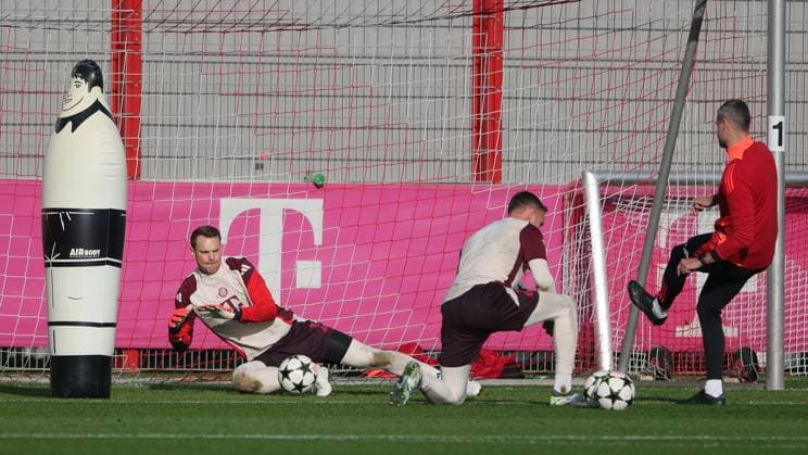 05.11.2024, FC Bayern Muenchen Abschlusstraining, Saebenerstrasse, Fussball, im Bild: Manuel Neuer (FC Bayern Muenchen), und Daniel Peretz (FC Bayern Muenchen)