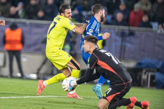 Sandro Kulenovic in the battle during UEFA Champions league match, SK Slovan Bratislava - GNK Dinamo Zagreb , 05. november 2024, Tehelne pole Stadium, Bratislava, Slovakia Copyright: xMICHALxFAJT,ZOSPORTU.SKx DSC_4666