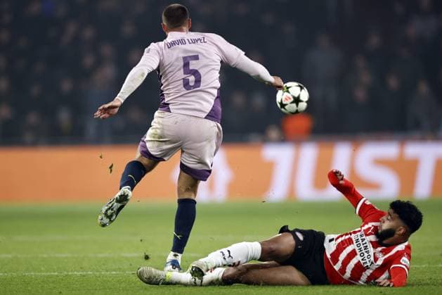 EINDHOVEN - (l-r) David Lopez of Girona FC, Ismael Saibari of PSV Eindhoven during the UEFA Champions league match between PSV Eindhoven and Girona FC at Phillips Stadium on Nov. 5, 2024 in Eindhoven, Netherlands. ANP MAURICE VAN STEEN UEFA Champions League 2024 25 League Phase MD4 2024 25 xVIxANPxSportx xxANPxIVx 512765420 originalFilename: 512765420.jpg