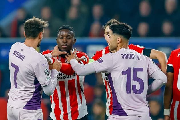 Sport Bilder des Tages EINDHOVEN, 05-11-2024, Philips stadium. Dutch football. Champions League, season 2024 2025. Player PSV Johan Bakayoko and player Girona Cristhian Stuani fight finals score 4-0 PSV - Girona  x26676280x Copyright:
