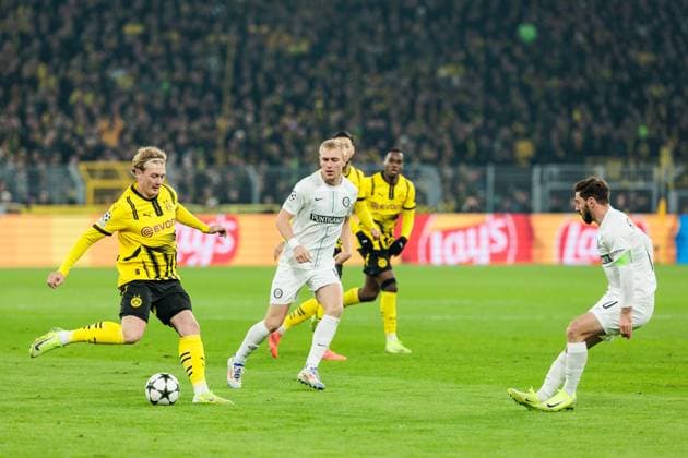 UEFA Champions League: Borussia Dortmund - SK Sturm Graz; 05.11.2024 Zweikampf Julian Brandt (Borussia Dortmund, 10), Mika Biereth (SK Sturm Graz, 18) UEFA Champions League: Borussia Dortmund - SK Sturm Graz, Dortmund, SIGNAL IDUNA PARK DFL REGULATIONS PROHIBIT ANY USE OF PHOTOGRAPHS AS IMAGE SEQUENCES AND OR QUASI-VIDEO. Copyright: xBEAUTIFULxSPORTS Wunderlx