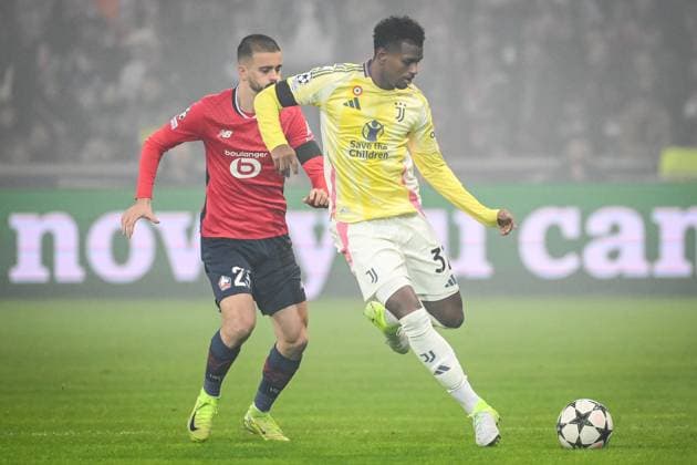 November 5, 2024, Villeneuve-D ascq, France, France: Edon ZHEGROVA of Lille and Juan CABAL of Juventus during the UEFA Champions League, League Phase MD4 match between Lille OSC (LOSC) and Juventus FC at Pierre Mauroy Stadium on November 05, 2024 in Villeneuve-d Ascq near Lille, France. Villeneuve-D ascq France - ZUMAm308 20241105_zsp_m308_001 Copyright: xMatthieuxMirvillex