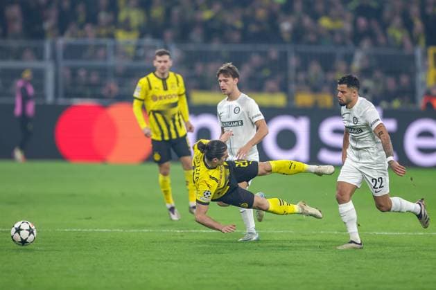 05.11.2024, Fußball, UEFA Champions League, Borussia Dortmund - SK Sturm Graz, 4. Spieltag, Signal Iduna Park, Saison 2024 2025: Marcel Sabitzer (BVB 20) wird von Jusuf Gazibegovic (Graz 22) zu Fall gebracht Nordrhein-Westfalen Deutschland