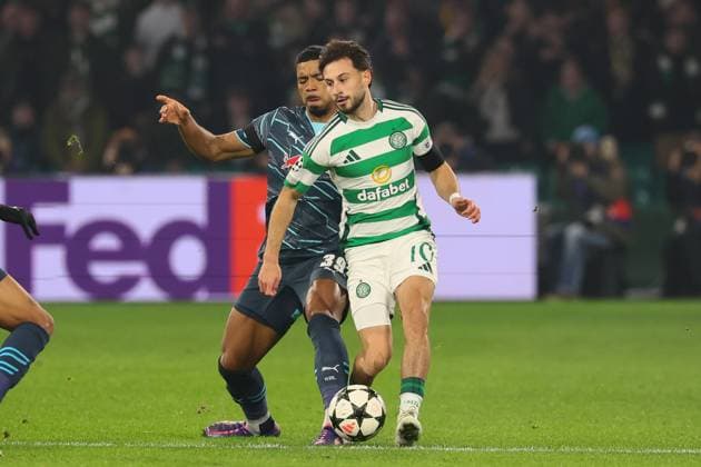 Celtic Glasgow - RB Leipzig Champions League Glasgow, 05.11.2024, Celtic Park, Fussball, UEFA Champions League, 4. Spieltag , Celtic Glasgow vs. RB Leipzig , Im Bild v.l.: Benjamin Henrichs (39, RB Leipzig) und Nicolas Kühn Kuehn ( 10, Celtic) , Only editorial use! Foto nur zur redaktionellen Nutzung bestimmt! , UEFA regulations prohibit any use of photographs as image sequences and or quasi-video ,