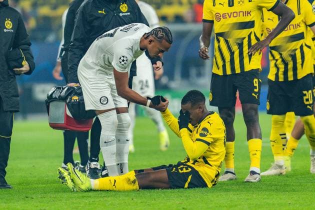 05.11.2024, Borussia Dortmund vs. Sturm Graz, UEFA Champions League, 4. Spieltag Jamie Gittens (Borussia Dortmund, 43) verletzt sich und muss behandelt werden Verletzung Behandlung Copyright: xBahhoxKarax