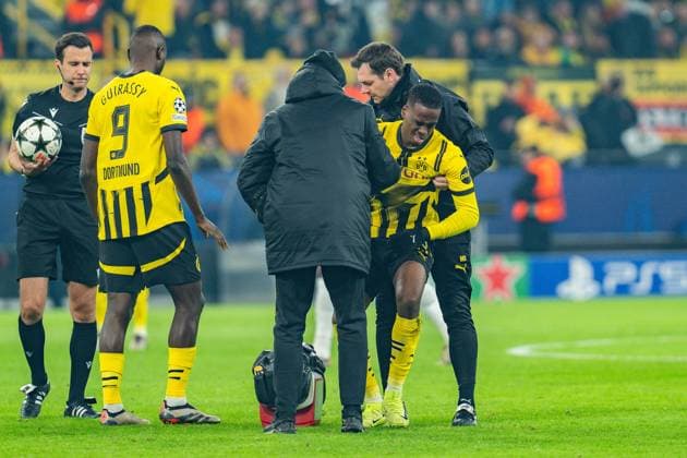 05.11.2024, Borussia Dortmund vs. Sturm Graz, UEFA Champions League, 4. Spieltag Jamie Gittens (Borussia Dortmund, 43) verletzt sich und muss behandelt werden Verletzung Behandlung Copyright: xBahhoxKarax