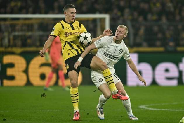 v. li. im Zweikampf Nico Schlotterbeck (Dortmund 4) Mika Biereth (Graz 18) 05.11.2024 Fussball, Champions League, Borussia Dortmund vs Sturm Graz, Signal Iduna Park, Dortmund, NRW Germany