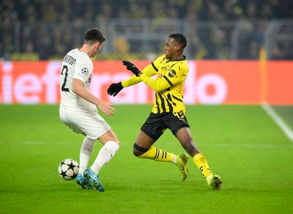 v.l. Max JOHNSTON (Graz), Jamie BYNOE-GITTENS (DO), Aktion, Zweikampf, Fussball Champions League, 4. Spieltag, Borussia Dortmund (DO) - Sturm Graz, am 05.11.2024 in Dortmund Deutschland. UEFA regulations prohibit any use of photographs as image sequences and or quasi-video Â