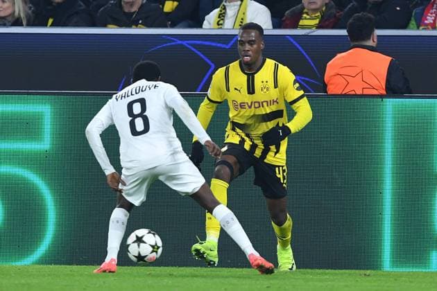 Fußball Champions League 4. Spieltag Borussia Dortmund - Sturm Graz am 05.11.2024 im Signal Iduna Park in Dortmund Malick Yalcouye ( Graz ), vorne - Jamie Jermaine Gittens ( Dortmund ), hinten