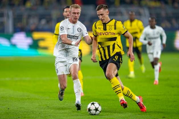 05.11.2024, Borussia Dortmund vs. Sturm Graz, UEFA Champions League, 4. Spieltag: Mika Biereth von Graz (l) und Dortmunds Nico Schlotterbeck kämpfen um den Ball. Copyright: xDavidxInderliedx