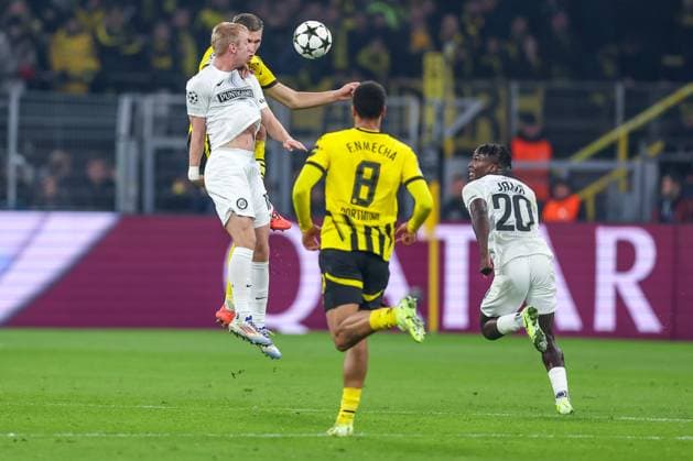 05.11.2024, Fußball, UEFA Champions League, Borussia Dortmund - SK Sturm Graz, 4. Spieltag, Signal Iduna Park, Saison 2024 2025: Mika Biereth (Graz 18) gegen Nico Schlotterbeck (BVB 4) Nordrhein-Westfalen Deutschland